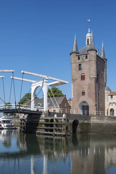 stock image Ensemble with Zuidhavenpoort at the Oude Haven in Zierikzee. Provinz  Zeeland in the Netherlands