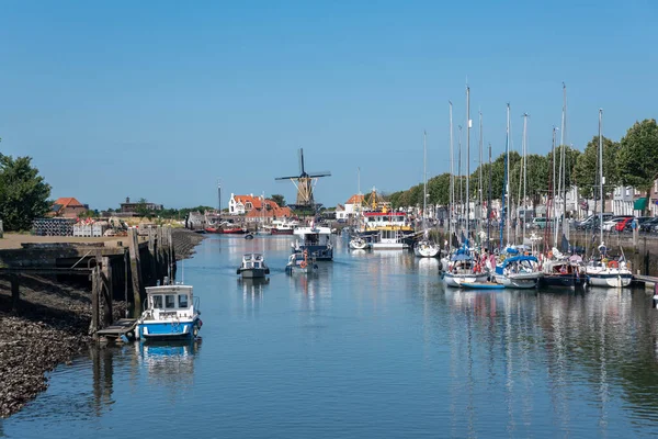 Iates Cais Nieuwe Haven Fundo Moinho Vento Den Haas Zierikzee — Fotografia de Stock
