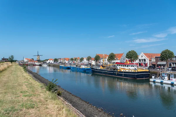 Arrastrero Muelle Nieuwe Haven Fondo Molino Viento Den Haas Zierikzee — Foto de Stock