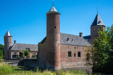 Oostkapelle yakınlarındaki Westhove Kalesi. Oostkapelle, Hollanda 'nın Zeeland eyaletinde yer alan bir şehirdir.