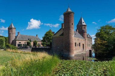 Oostkapelle yakınlarındaki Westhove Kalesi. Oostkapelle, Hollanda 'nın Zeeland eyaletinde yer alan bir şehirdir.