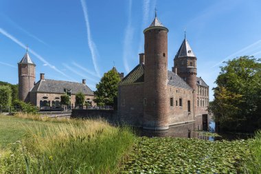 Oostkapelle yakınlarındaki Westhove Kalesi. Oostkapelle, Hollanda 'nın Zeeland eyaletinde yer alan bir şehirdir.