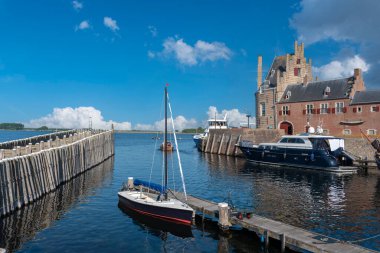 Veere 'deki tarihi şehir tahkimatı Kamp Toren. Veere, Hollanda 'nın Zeeland eyaletinde yer alan bir şehirdir.