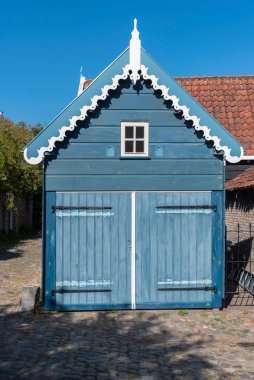 Veere 'deki Wijngaardstraat' ta tipik ahşap bir garaj cephesi. Veere, Hollanda 'nın Zeeland eyaletinde yer alan bir şehirdir.