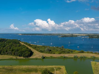 Veere 'in önünde Veerse Meer' i gören hava manzarası. Veere, Hollanda 'nın Zeeland eyaletinde yer alan bir şehirdir.