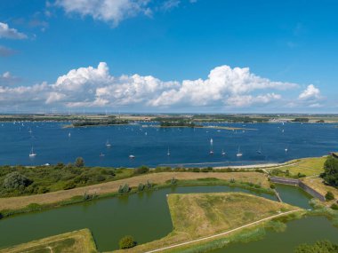 Veere 'in önünde Veerse Meer' i gören hava manzarası. Veere, Hollanda 'nın Zeeland eyaletinde yer alan bir şehirdir.