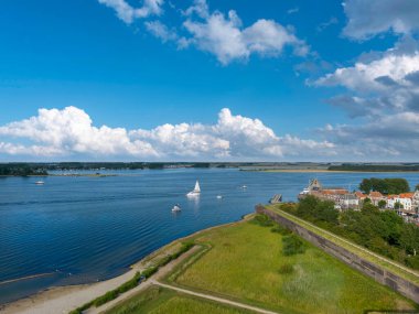 Veere 'in önünde Veerse Meer' i gören hava manzarası. Veere, Hollanda 'nın Zeeland eyaletinde yer alan bir şehirdir.