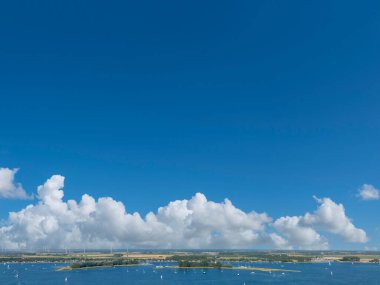 Veere 'in önünde Veerse Meer' i gören hava manzarası. Veere, Hollanda 'nın Zeeland eyaletinde yer alan bir şehirdir.