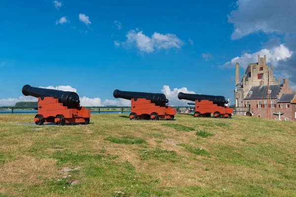 ヴェレの歴史的な町の要塞キャンバース トーレンの大砲 オランダのゼーラント州には都市があります — ストック写真