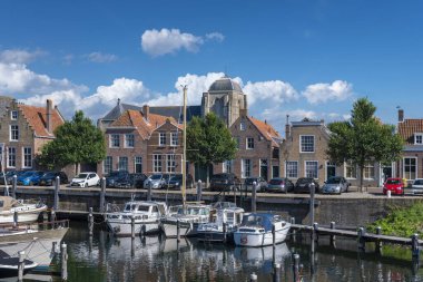 Veere marinası, arka planda Büyük Kilise. Veere, Hollanda 'nın Zeeland eyaletinde yer alan bir şehirdir.