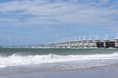 Kamperland 'da Banjaard Sahili' nde Oosterschelde yaylım ateşi. Kamperland, Hollanda 'nın Zeeland eyaletinde yer alan bir şehirdir.