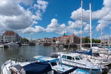 Middelburg 'da marina ve Spijkerbrug' la şehir manzarası. Hollanda 'da Zeeland Provinz' i