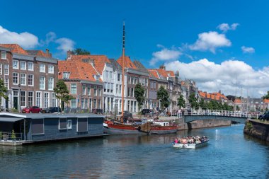 Yüzen ev ve Middelburg, Bierkaai 'de geleneksel düz tabanlı yelkenli teknesi olan şehir manzarası. Hollanda 'da Zeeland Provinz' i