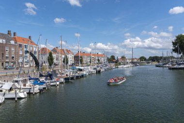 Middelburg Rotterdamsekaai 'de tekne ve marina turu. Hollanda 'da Zeeland Provinz' i