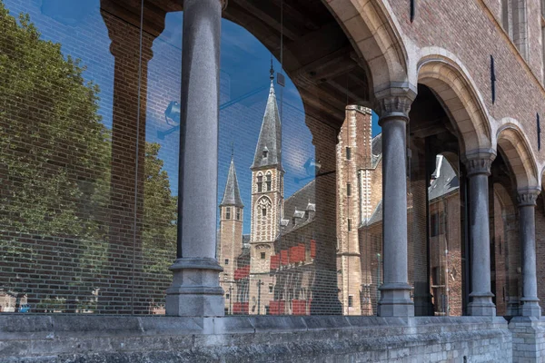 Szklane Arkady Odzwierciedlające Dziedziniec Historycznego Opactwa Middelburgu Prowincja Zeeland Niderlandach — Zdjęcie stockowe