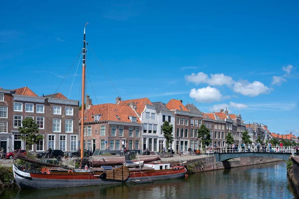 Városkép Hagyományos Lapos Fenekű Vitorlásokkal Bierkaai Middelburgban Zeeland Tartomány Hollandiában — Stock Fotó