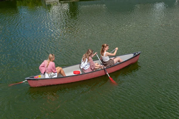 stock image Canoeists in the canal in front of the Londensekaai in Middelburg. Provinz of Zeeland in the Netherlands