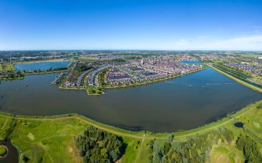 Hava manzarası, Van Luna parkı ve Heerhugowaard 'daki Güneş Şehri' ndeki Stad van de Zon semti ile panorama görüntüsü. Hollanda 'nın Kuzey Hollanda Eyaleti