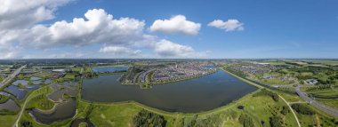 Hava manzarası, Van Luna parkı ve Heerhugowaard 'daki Güneş Şehri' ndeki Stad van de Zon semti ile panorama görüntüsü. Hollanda 'nın Kuzey Hollanda Eyaleti