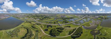 Hava manzarası, Van Luna parkı ve Heerhugowaard 'daki Güneş Şehri' ndeki Stad van de Zon semti ile panorama görüntüsü. Hollanda 'nın Kuzey Hollanda Eyaleti