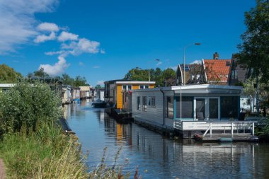 Kalf 'ın Zaandam bölgesindeki Braakslot kanalındaki yüzen evler. Hollanda 'nın Kuzey Hollanda Eyaleti