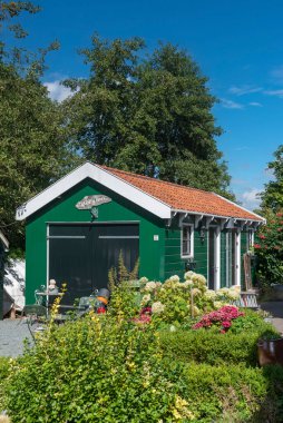 Zaandam 'ın Kalverpolder semtinde Haaldersbroek caddesinde küçük bir ek bina. Hollanda 'nın Kuzey Hollanda Eyaleti