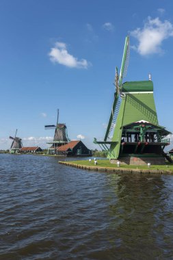 Zaandam 'daki Zaanse Schans açık hava müzesinde tarihi yel değirmenleriyle kırsal alan. Hollanda 'nın Kuzey Hollanda Eyaleti