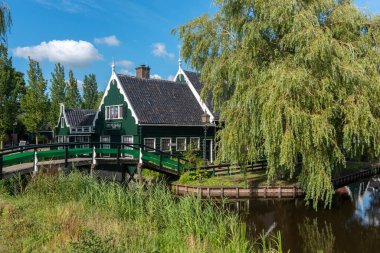 Zaandam 'daki Zaanse Schans açık hava müzesinde kırsal bir manzara. Hollanda 'nın Kuzey Hollanda Eyaleti