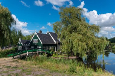 Zaandam 'daki Zaanse Schans açık hava müzesinde kırsal bir manzara. Hollanda 'nın Kuzey Hollanda Eyaleti