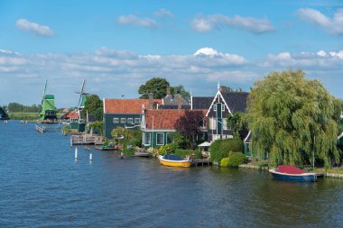 Zaanse Schans Zaandam 'daki Zaan nehri üzerinde açık hava müzesi. Hollanda 'nın Kuzey Hollanda Eyaleti