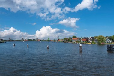 Zaanse Schans Zaandam 'daki Zaan nehri üzerinde açık hava müzesi. Hollanda 'nın Kuzey Hollanda Eyaleti