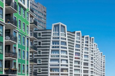 Zaandam şehir merkezindeki Ankersmidplein 'da modern mimari. Hollanda 'nın Kuzey Hollanda Eyaleti