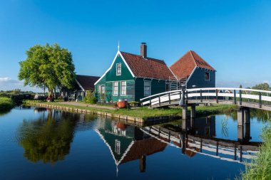 Zaandam 'daki Zaanse Schans açık hava müzesinde kırsal bir manzara. Hollanda 'nın Kuzey Hollanda Eyaleti