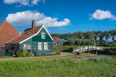 Zaandam 'daki Zaanse Schans açık hava müzesinde kırsal bir manzara. Hollanda 'nın Kuzey Hollanda Eyaleti