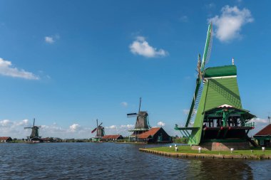 Zaandam 'daki Zaanse Schans açık hava müzesinde tarihi yel değirmenleriyle kırsal alan. Hollanda 'nın Kuzey Hollanda Eyaleti