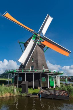 Zaandam 'daki Zaanse Schans açık hava müzesinde tarihi yel değirmeni Het Jonge Schaap. Hollanda 'nın Kuzey Hollanda Eyaleti