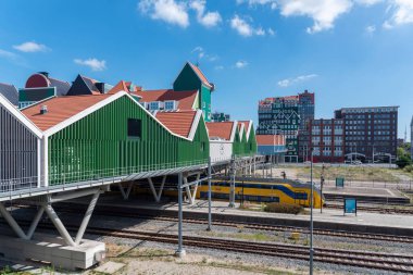 Zaandam tren istasyonunda modern mimari. Arka planda saat kulesi ve Inntel Oteli var. Hollanda 'nın Kuzey Hollanda Eyaleti