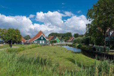 Zaandam 'daki Zaanse Schans açık hava müzesinde kırsal bir manzara. Hollanda 'nın Kuzey Hollanda Eyaleti