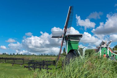 Zaandam 'daki Zaanse Schans açık hava müzesindeki tarihi yel değirmeni De Hadel. Hollanda 'nın Kuzey Hollanda Eyaleti