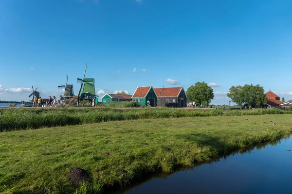 Landsbygdsscen Med Historiska Väderkvarnar Zaanse Schans Friluftsmuseum Zaandam Provinsen North — Stockfoto