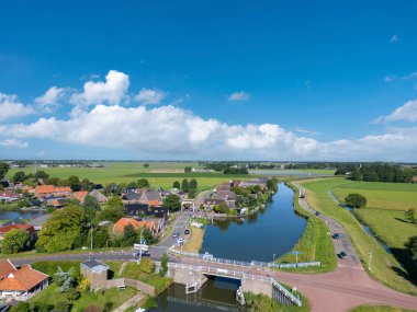 Ursem 'deki Huygendijk, Drechterlandsedijk ve Schermerdijk hendeklerine hava manzarası bakıyor. Hollanda 'nın Kuzey Hollanda Eyaleti