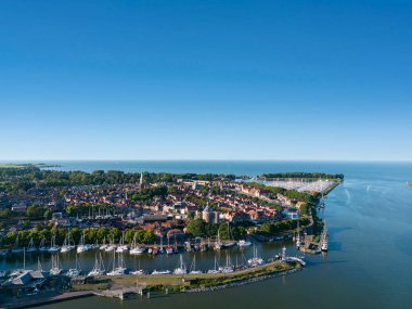 Enkhuizen ve IJsselmeer 'e tepeden bakan hava manzarası. Hollanda 'nın Kuzey Hollanda Eyaleti