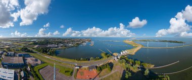 Enkhuizen 'e tepeden bakan hava manzarası ve Markermeer ile IJsselmeer arasındaki Krabbersgat kilidi. Hollanda 'nın Kuzey Hollanda Eyaleti