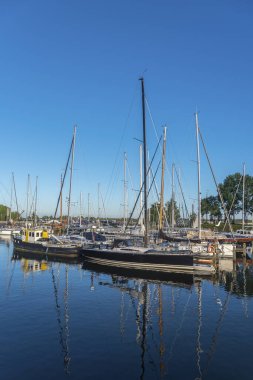 Enkhuizen, Krabbershaven 'da yelkenli tekneleri. Hollanda 'nın Kuzey Hollanda Eyaleti