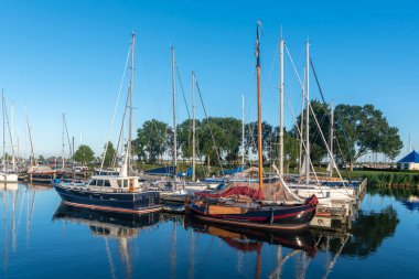 Enkhuizen, Krabbershaven 'da yelkenli tekneleri. Hollanda 'nın Kuzey Hollanda Eyaleti