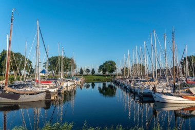 Enkhuizen, Krabbershaven 'da yelkenli tekneleri. Hollanda 'nın Kuzey Hollanda Eyaleti