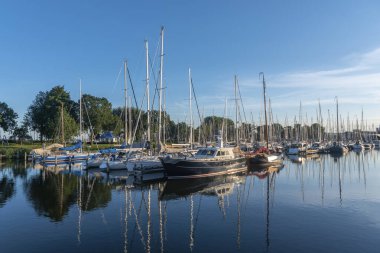 Enkhuizen, Krabbershaven 'da yelkenli tekneleri. Hollanda 'nın Kuzey Hollanda Eyaleti