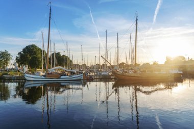 Enkhuizen, Krabbershaven 'da yelkenli tekneleri. Hollanda 'nın Kuzey Hollanda Eyaleti