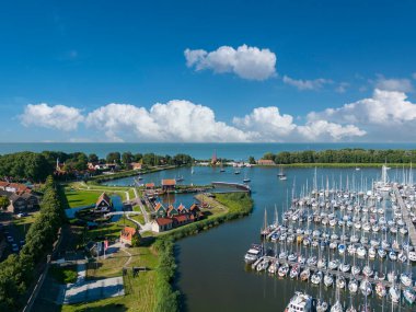 Zuiderzeemuseum, Compagnieshaven ve IJsselmeer ile hava manzarası. Hollanda 'nın Kuzey Hollanda eyaletinde Enkhuizen