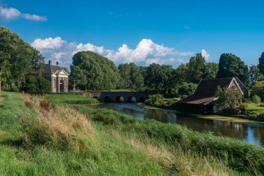 Tarihi şehir kapısı Keopoort 'ta şehir manzarası. Hollanda 'nın Kuzey Hollanda eyaletinde Enkhuizen